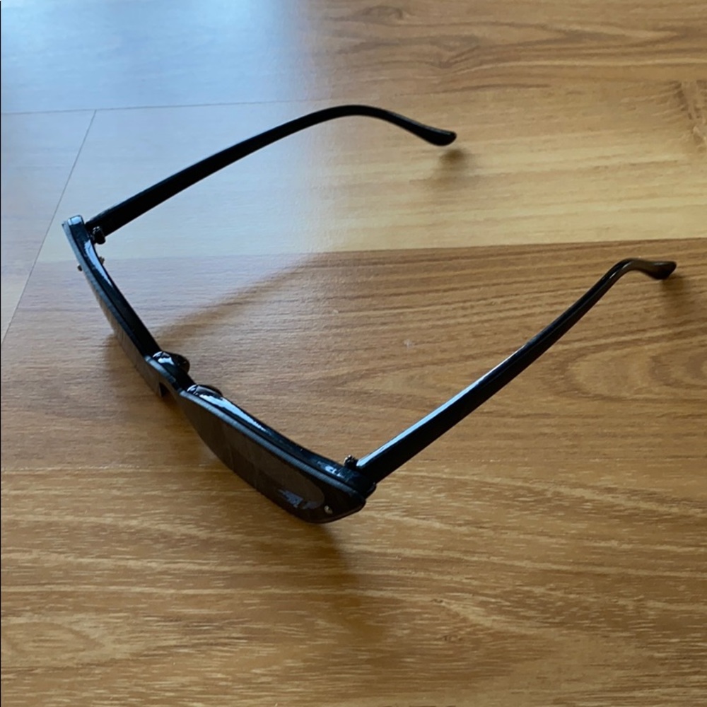 Stylish Sunglasses - Picture 2 of 3